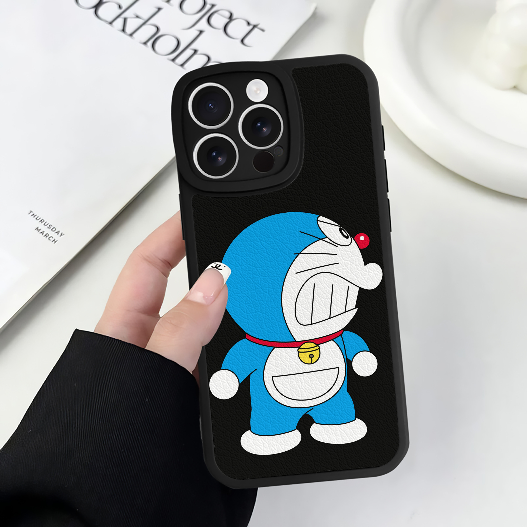 （画像用） ドラえもん Doraemon 【iPhone 16シリーズ対応】シリコンスマホケース（レザー調） 材質：シリコン